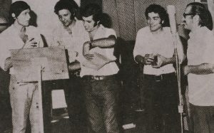 אולפן הקלטות ראשית שנות ה70.
מימין לשמאל -המנצח והמעבד אלכס וייס המנוח, הזמר והמלחין בועז שרעבי,דודו ברק,הגיטריסט יגאל חרד, הזמר ששי קשת.