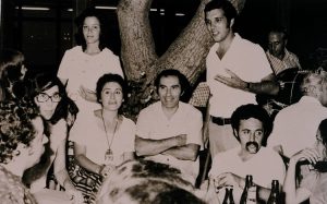 החתונה שלי באוגוסט 1973, בקיבוץ "גבעת חיים איחוד".
מימין לשמאל -הזמרת רונית אופיר, המלחין שייקה פייקוב, המלחין מוני אמריליו עם רעייתו לשעבר חנה, עורכת תכניות מ"קול-ישראל" דלית אורמיאן, המלחין המנוח נסים שובל, מאחוריו ביתו הקטנטונת הזמרת גתית 
שובל, מציצה הקטנה ביותר, קרובת משפחתי ענבר שווינגר.
ומאחור יעל אם בניי ואנוכי ביום כלולותינו. 14/8/73