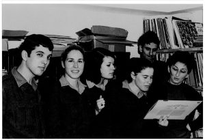 גלי צה"ל 1967 מימין לשמאל - העורכת המיתולוגית עמליה רוזן, עורך תכניות מוזיקה אבנר רוזנבלום, מזכירה ורדה מוזס, עורכת תכניות מוזיקה לאה קורן אולשר, קריינית דליה מזור, קריין ועורך תכניות מוזיקה דודו ברק.