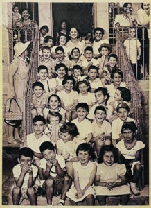 גן בית-הילד רחוב ארלוזורוב 22
ירושלים.
שנת 1954

מימין לשמאל 
מדרגה ראשונה  -
לבינה המנוחה מטלבייה/ איילה הג'ינג'ית מטלבייה / דודו הקטן מן הפזמונים / יאיר
מדרגה שנייה -
ניצה/ליאורה שוורץ מרחוב אלפסי 3/מיכאל העצוב
מדרגה שלישית -
לא זוכר/לא זוכר/חנן/נעמי
מדרגה רביעית -
נורה/יורם/מישהי עם צמות
מדרגה חמישית -
יעל/רותי/דניאלה/אריה לינד המנוח שכני לבית
מדרגה ששית -
לא זוכר/אודי חמודי מרחוב הגן, רחוב ארלוזורוב/דודו רייס, דודו הגדול
תמי השחורה (הייתה גם לבנה שלא בתמונה)/גדעון
מדרגה שביעית -
יוסי המתוק עם הכובע/רוני ממעונות עובדים ב'/עמירם/גבי/לא זוכר
מדרגה שמינית -
שרה הסייעת/אורנה הבת של רחל דיין, הילדה שהעיפה אותי בגן מכל המדרגות/
הגננת מנוחה עדן-אחיטוב ז"ל /יהודית קול ביתו של השר משה קול שני בתים מהגן/
לא זוכר
במרפסת מימין -
אימא של ליאורה שוורץ ואחיה
במרפסת השמאלית -
הגננת האמריקאית פנינה