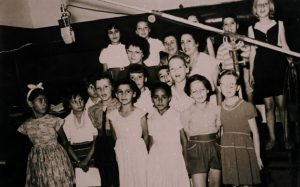 "קול-ישראל לנוער"-
"פינת הילד".
1956 עד 1959.
במרכז התמונה - מימין לשמאל -
המורה הזמרת נעמי צורי.
הפסנתרנית אלישבע יונוביץ'.
הקריינית המיתולוגית -
אסתר סופר.
שורה אחרונה, שני מימין- 
דודו ברק.