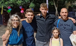 עידו (18) בסיום לימודיו 
עם ההורים ואחייו -
אמיתי (15) וענבר (07).